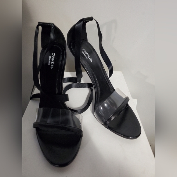 Sz 39.5 NIB $745 CalvinKlein205W39NYC heels